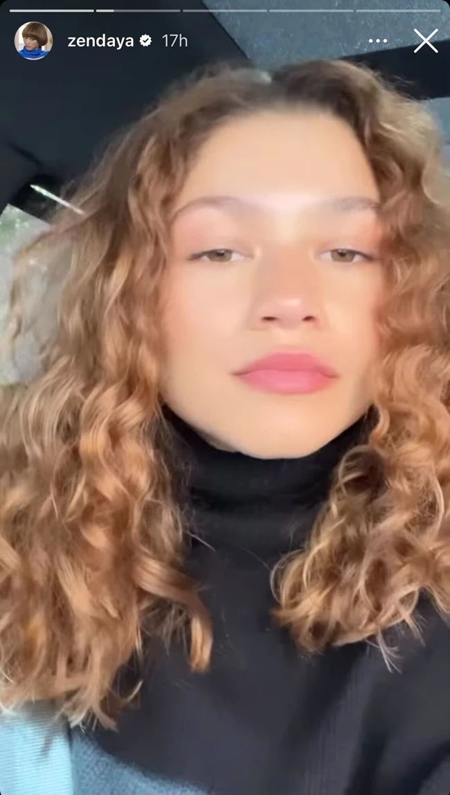 Πιο ξανθιά από ποτέ η Zendaya | Πώς να υιοθετήσεις το honey-blonde χρώμα της αν έχεις κι εσύ σγουρά μαλλιά