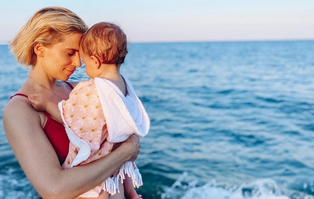 Τα ξανθά μπουκλάκια που ζηλέψαμε | Η κόρη της Νάντιας Μπουλέ απολαμβάνει το παγωτό της στην παραλία