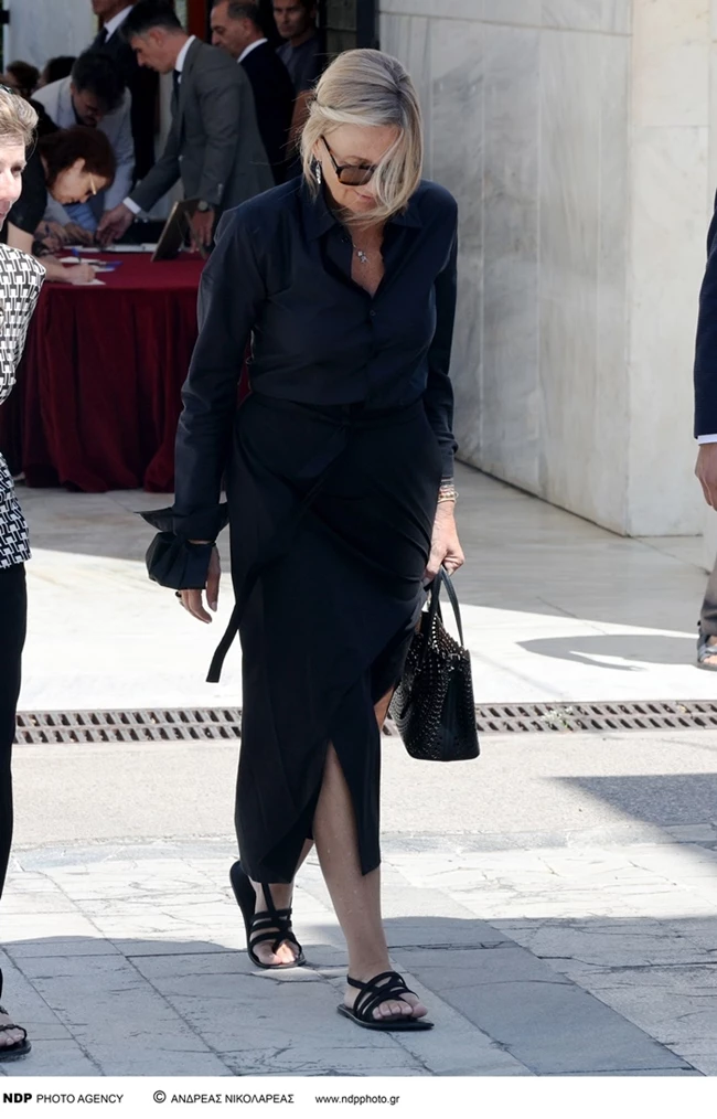 Με μαύρη φούστα και ασορτί πουκάμισο η Μαρέβα Μητσοτάκη στην κηδεία του πρίγκιπα Μιχαήλ
