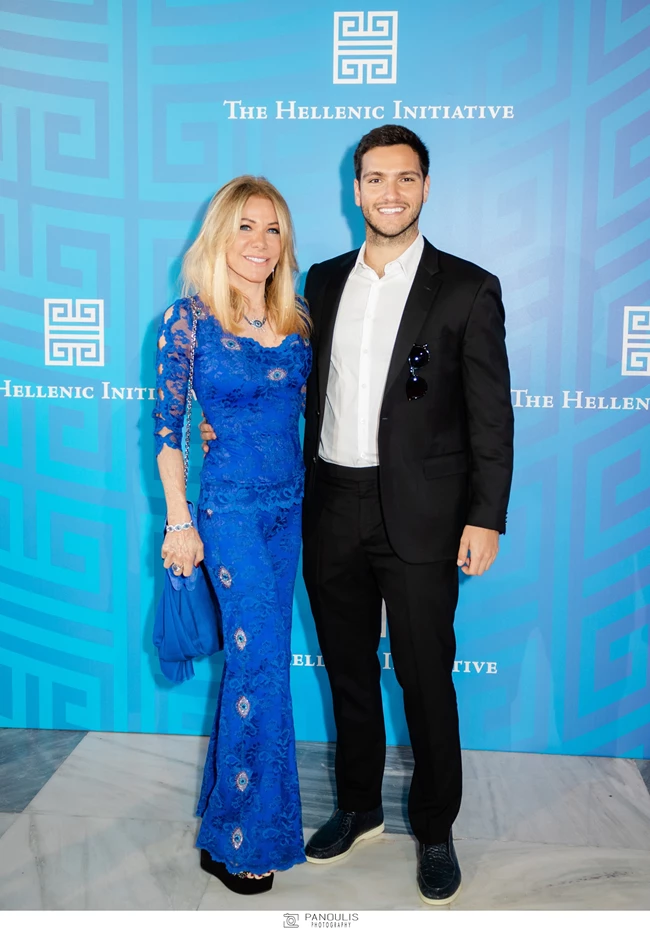 Η Μαριάννα Λάτση εμφανίστηκε πιο κομψή από ποτέ σε σπάνια δημόσια εμφάνιση με τον γοητευτικό της γιο, Φίλιππο Κούρκουλο Λάτση