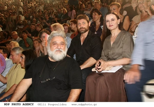 Η Καρυοφυλλιά Καραμπέτη σε σπάνια εμφάνιση με τον σύντροφό της