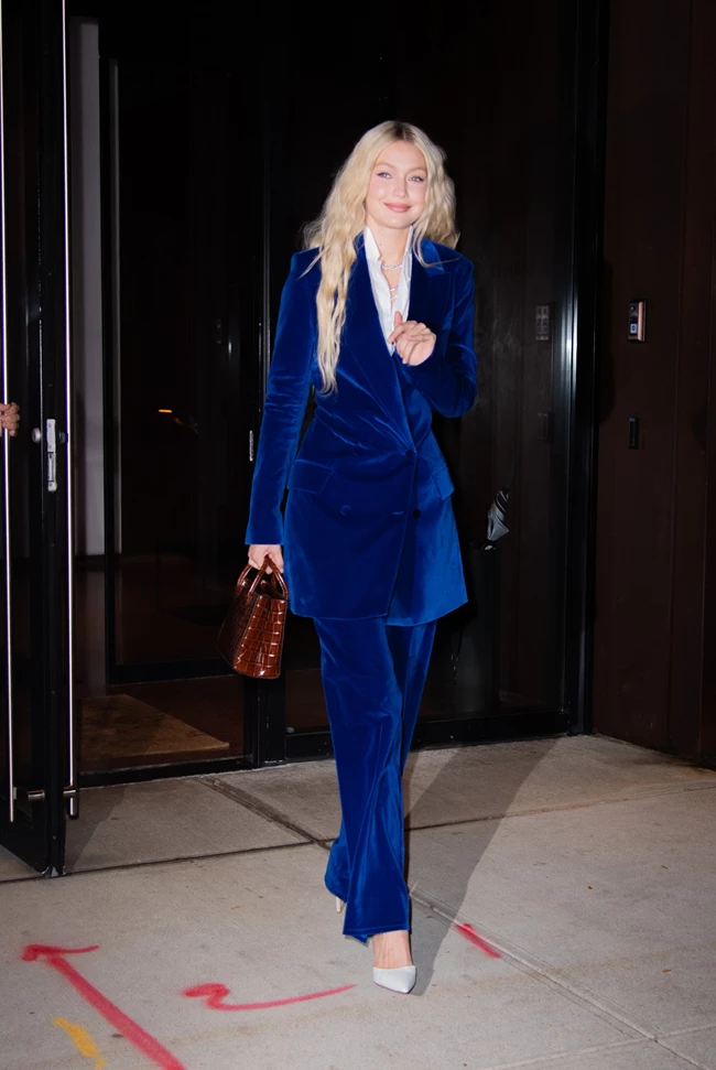 Γιατί το velvet κοστούμι της Gigi Hadid είναι τέλειο για τη βραδινή έξοδό σου