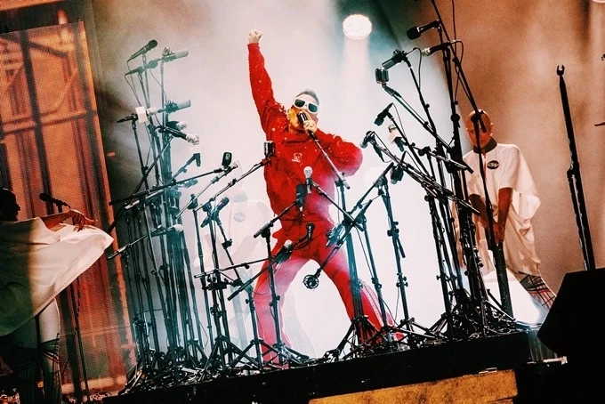 Αυτό το group therapy με τον Robbie Williams στο Καλλιμάρμαρο ήταν ό,τι χρειαζόμασταν