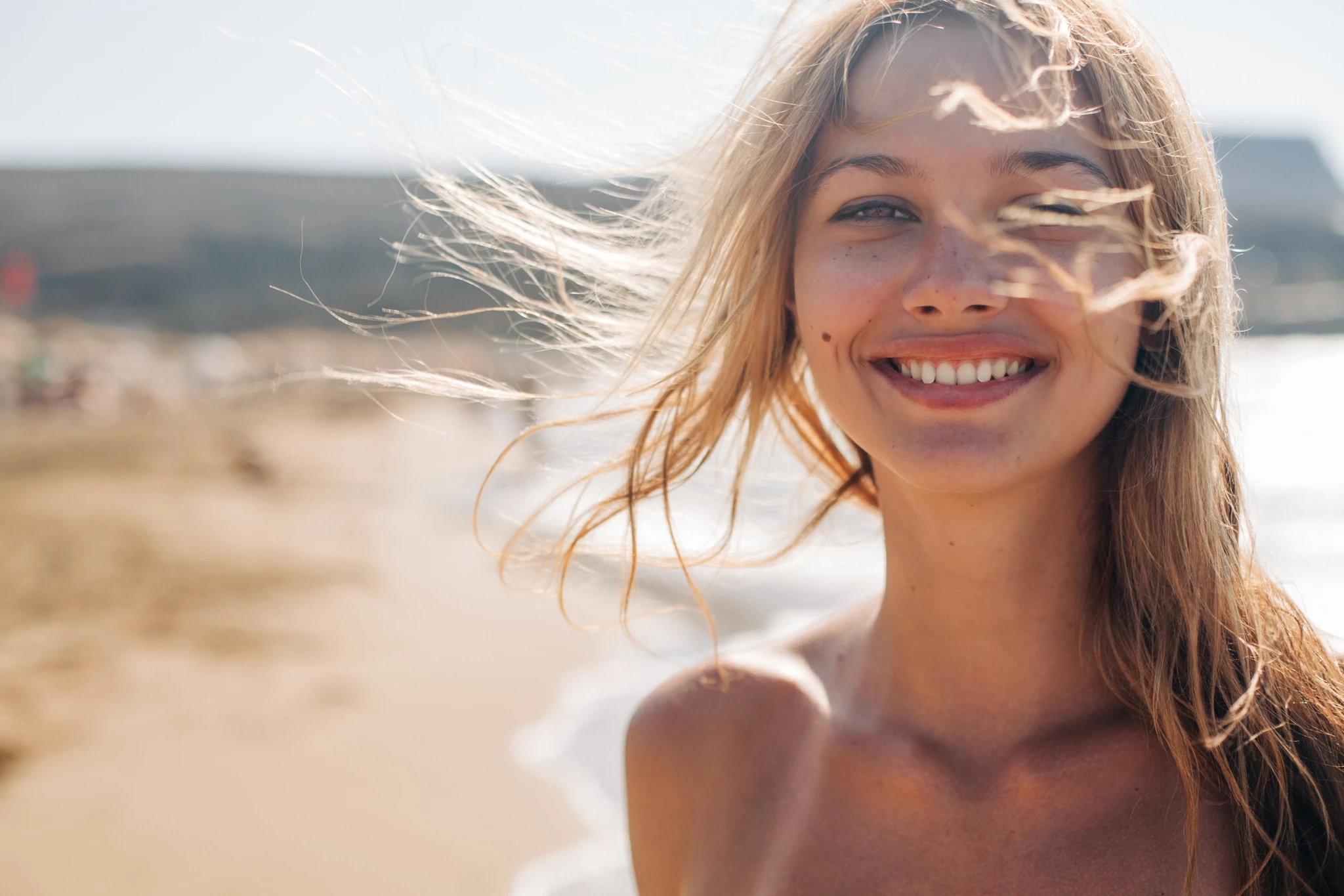 Καλοκαιρινό Hair Inspo: 9 χτενίσματα που θα απογειώσουν το beach look σου