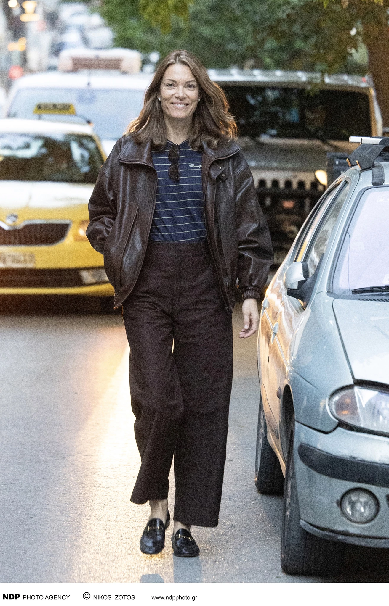 Η Βίκυ Καγιά με το άνετο καφέ παντελόνι από τη Zara για εσένα που αγαπάς το σοφιστικέ στιλ