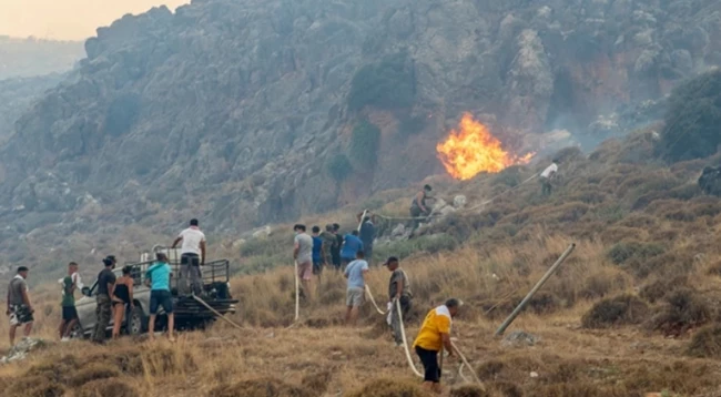 Συνεχίζεται η μάχη με τις φλόγες σε Ρόδο και Κέρκυρα