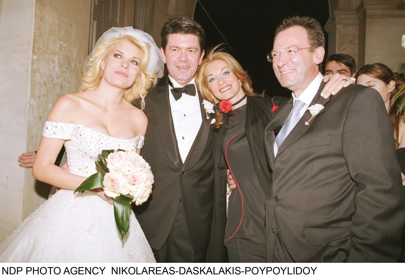 Ακριβώς 24 χρόνια πριν | Όταν η Ελένη Μενεγάκη παντρευόταν τον Γιάννη Λάτσιο με το "μια σταλίτσα" νυφικό της