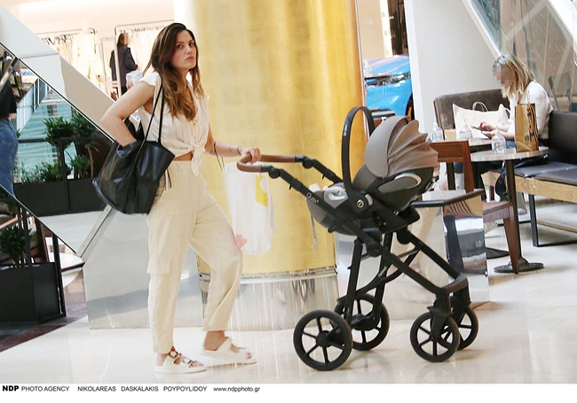 Το summer look της Μαίρης Συνατσάκη με cargo παντελόνι είναι ιδανικό για casual εμφανίσεις