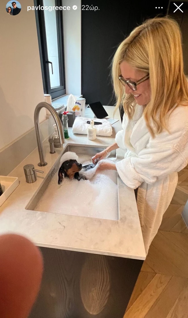 Η Μαρί Σαντάλ πλένει το σκυλάκι της στο luxury μπάνιο της - Αμακιγιάριστη με το μπουρνούζι της