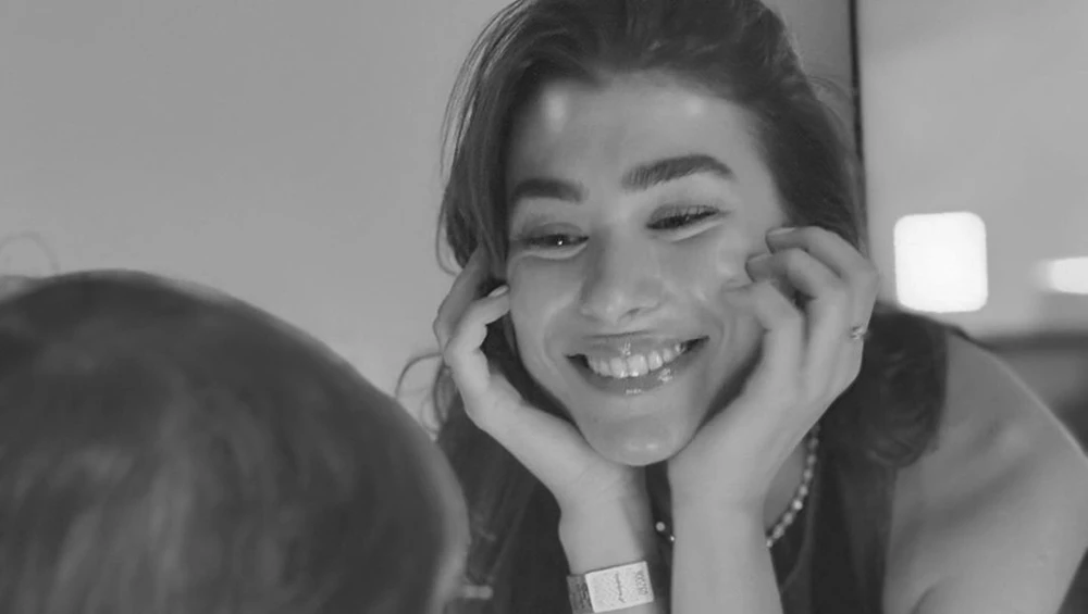 Η Χρύσα Μιχαλοπούλου στην πιο τρυφερή αγκαλιά με τον Κίμωνά της κάτω από το παραμυθένιο δέντρο τους