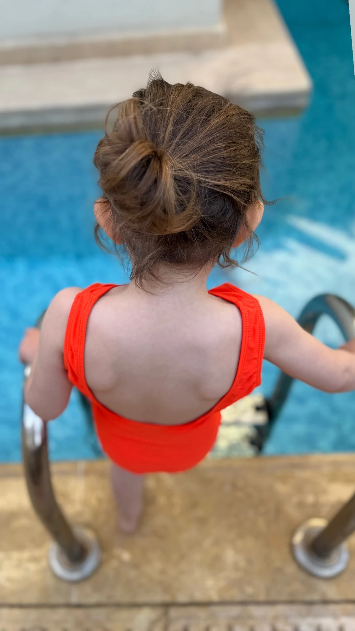 Ξεκίνησαν οι βουτιές για τη Σιέννα Μιχοπούλου | Με την Αθηνά Οικονομάκου στην πισίνα