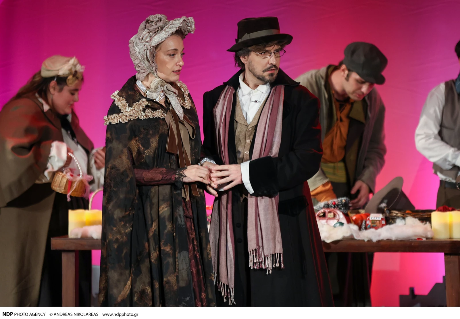 Λένα Δροσάκη | Στη θεατρική της πρεμιέρα αγκαλιά με τους συμπρωταγωνιστές της