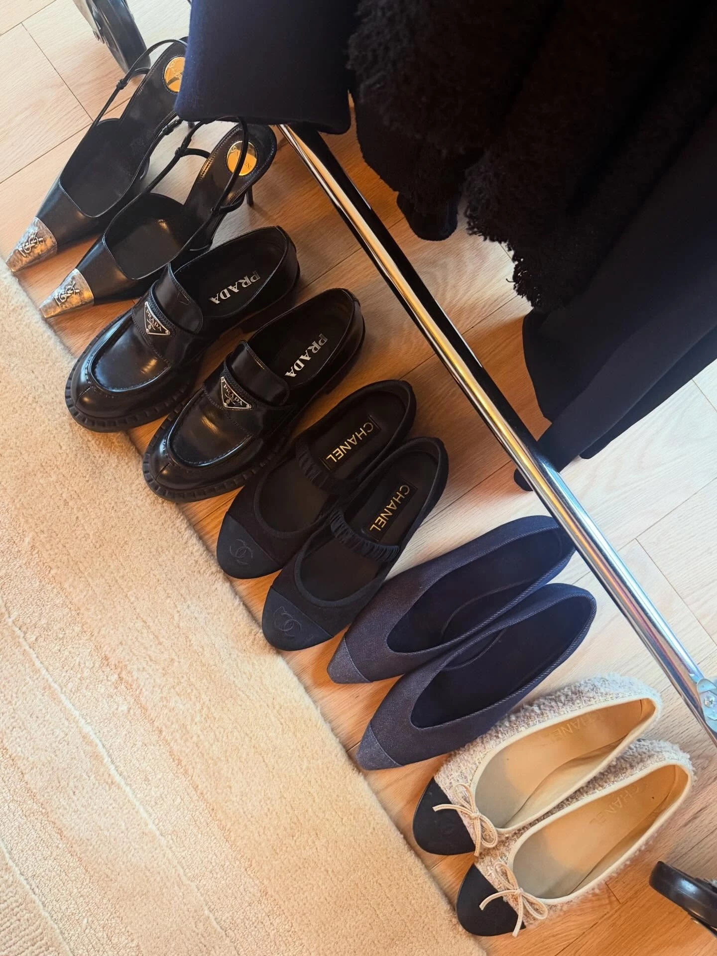 Η Δούκισσα Νομικού προτείνει τα τρία στιλ παπουτσιών που χρειαζόμαστε αυτή την περίοδο