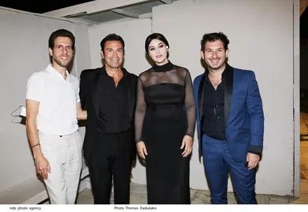 O Tom Wolf και η Monica Bellucci φωτογραφίζονται με τον Μάριο Φραγκούλη και τον Γιώργο Περρή