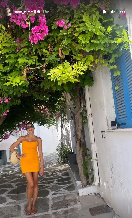Σταματίνα Τσιμτσιλή | Με πορτοκαλί mini φόρεμα, ποζάρει στα σοκάκια της Πάρου πιο μαυρισμένη από ποτέ