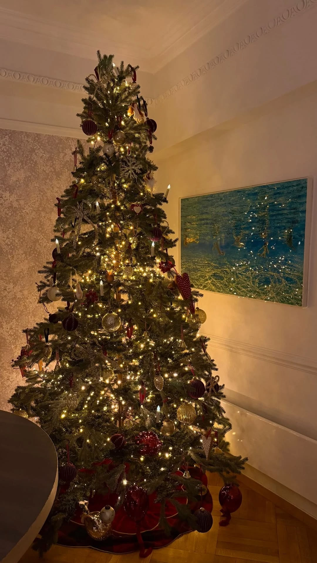 Στο γιορτινό σαλόνι της Αλεξάνδρας Κωστοπούλου | Η πανέμορφη χριστουγεννιάτικη γωνιά