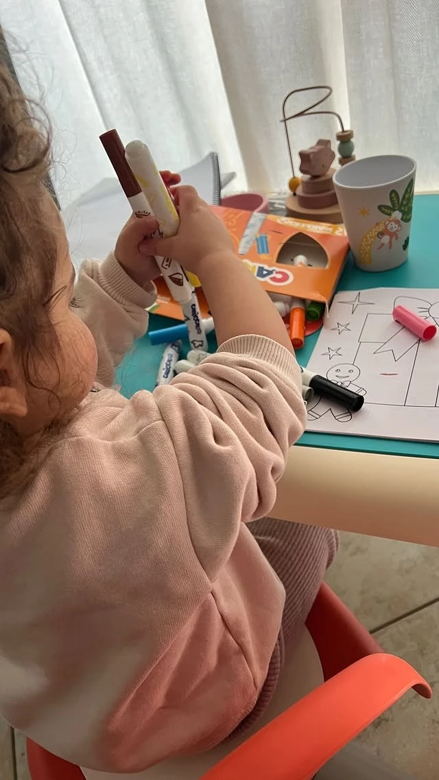 Η Δανάη Μιχαλάκη ζωγραφίζει με την κόρη της