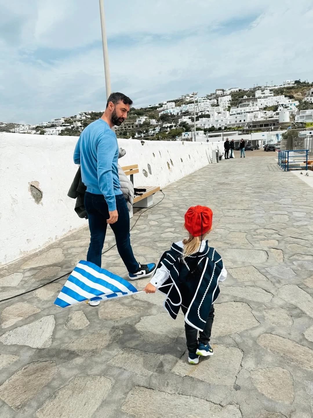 Ο Νικόλας Βασιλειάδης ντυμένος τσολιάς