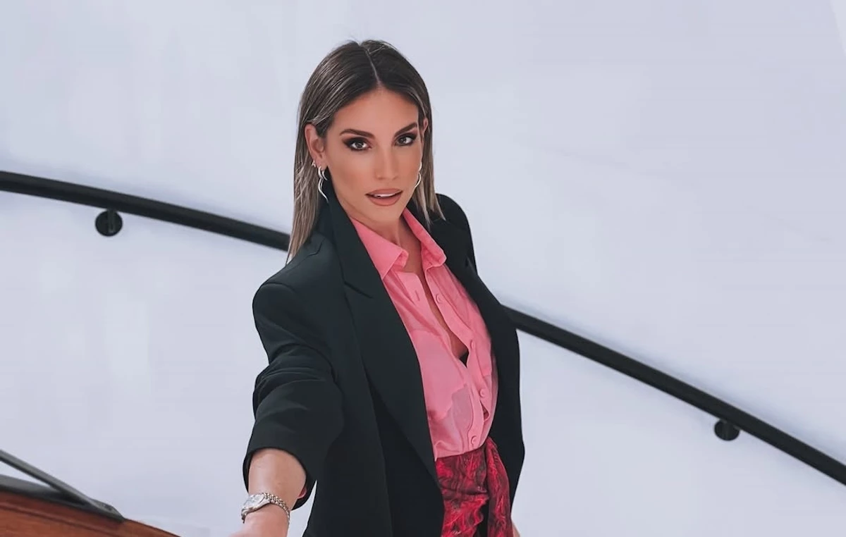 Ο πανεύκολος τρόπος για να πετύχεις μπούκλες με την πρέσα ισιώματος σύμφωνα με την Αθηνά Οικονομάκου