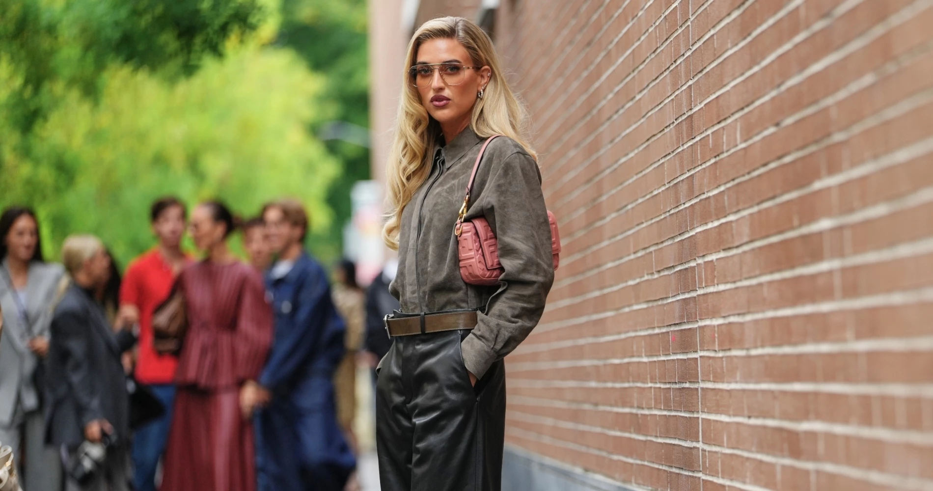 10 χειμερινά looks που θα σε πείσουν να επενδύσεις σε ένα δερμάτινο παντελόνι
