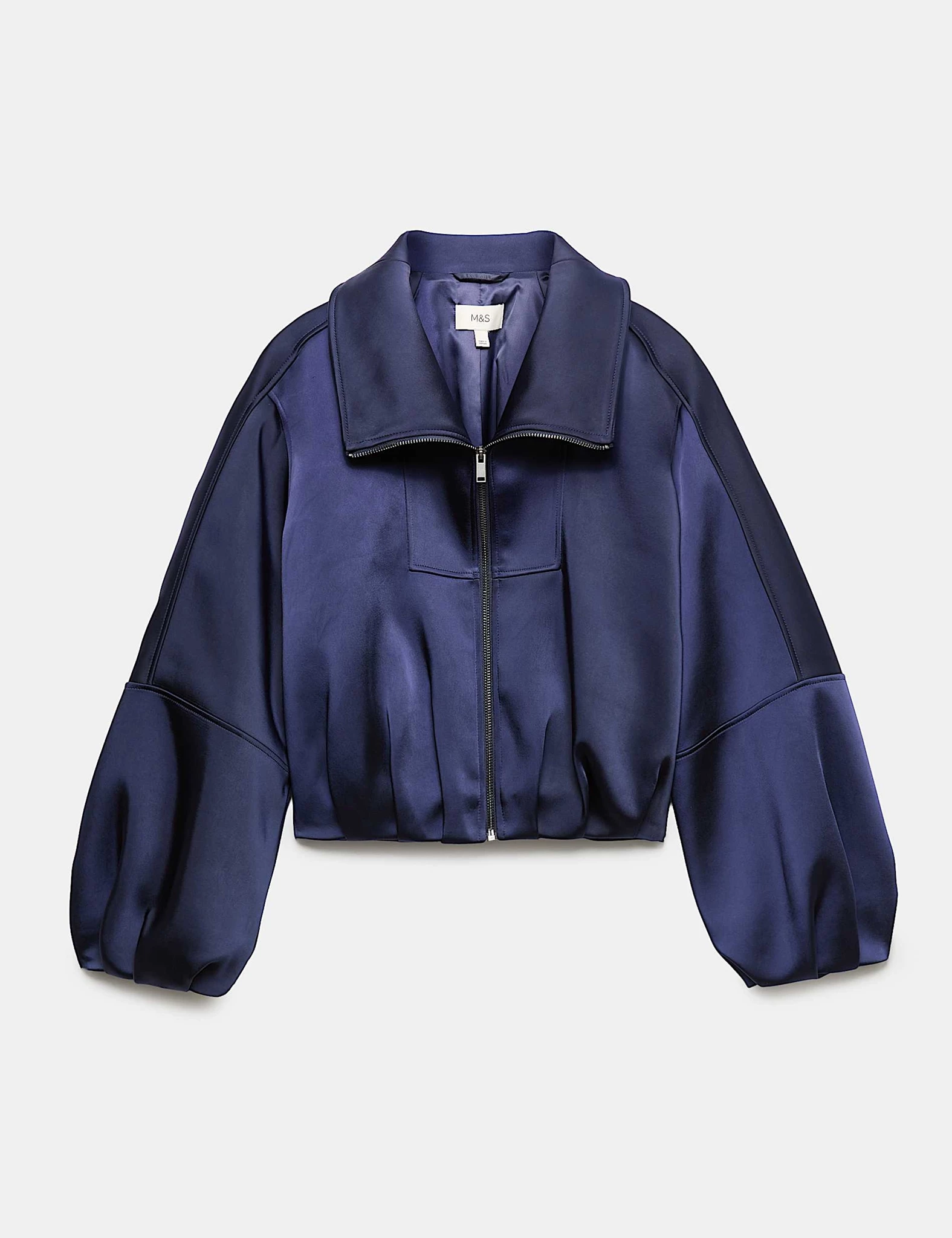 Το ξεχωριστό bomber jacket από τη Marks & Spencer αναβαθμίζει ακόμα και το πιο απλο look