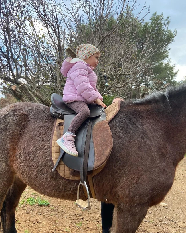 Κλέλια Ρένεση | Η 4 ετών κόρη της, Κοραλία, κάνει ιππασία φορώντας την πιο χαριτωμένη μπαντάνα