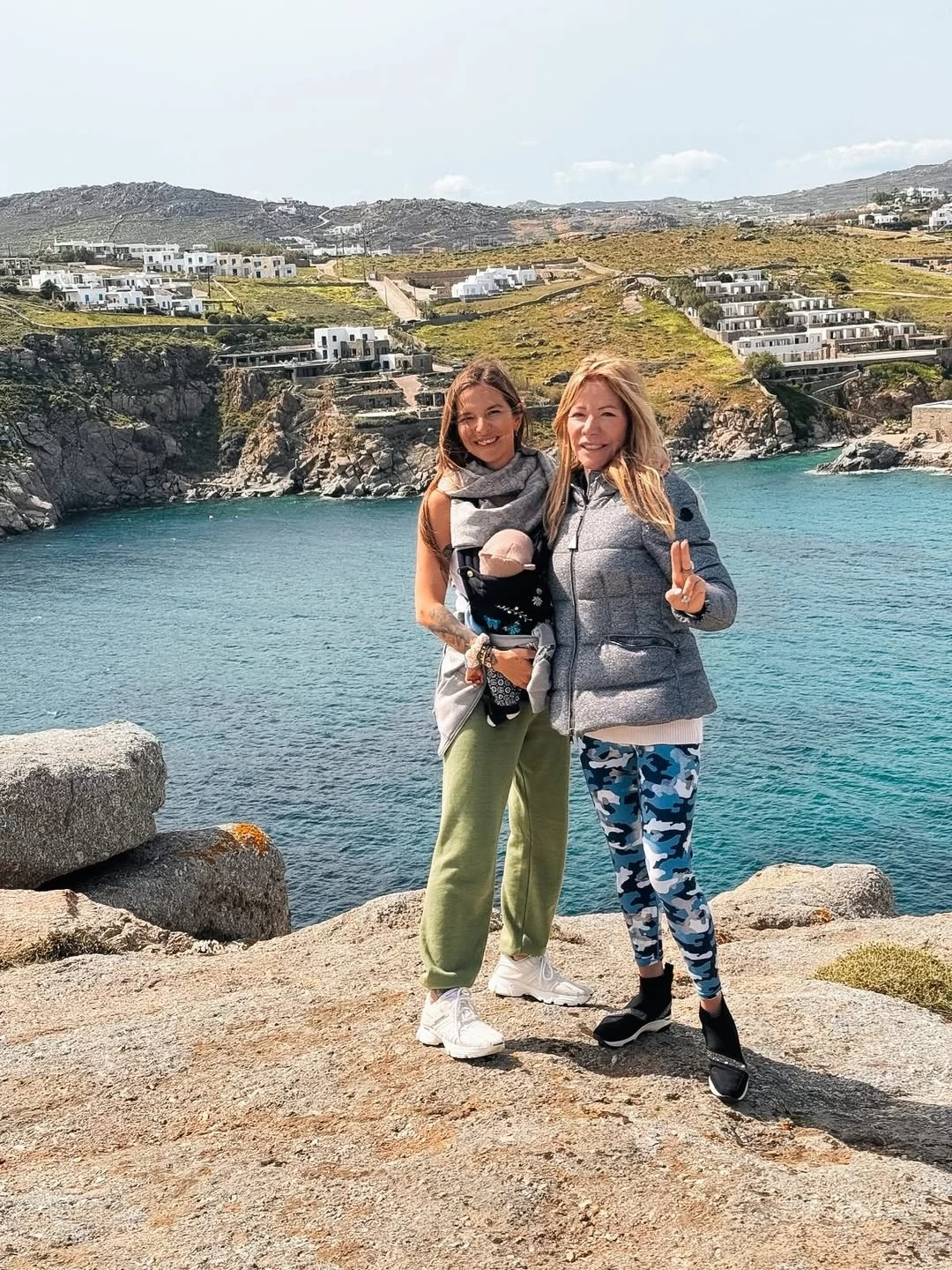 Η Εριέττα Κούρκουλου & η Μαριάννα Λάτση με τον Λέοντα