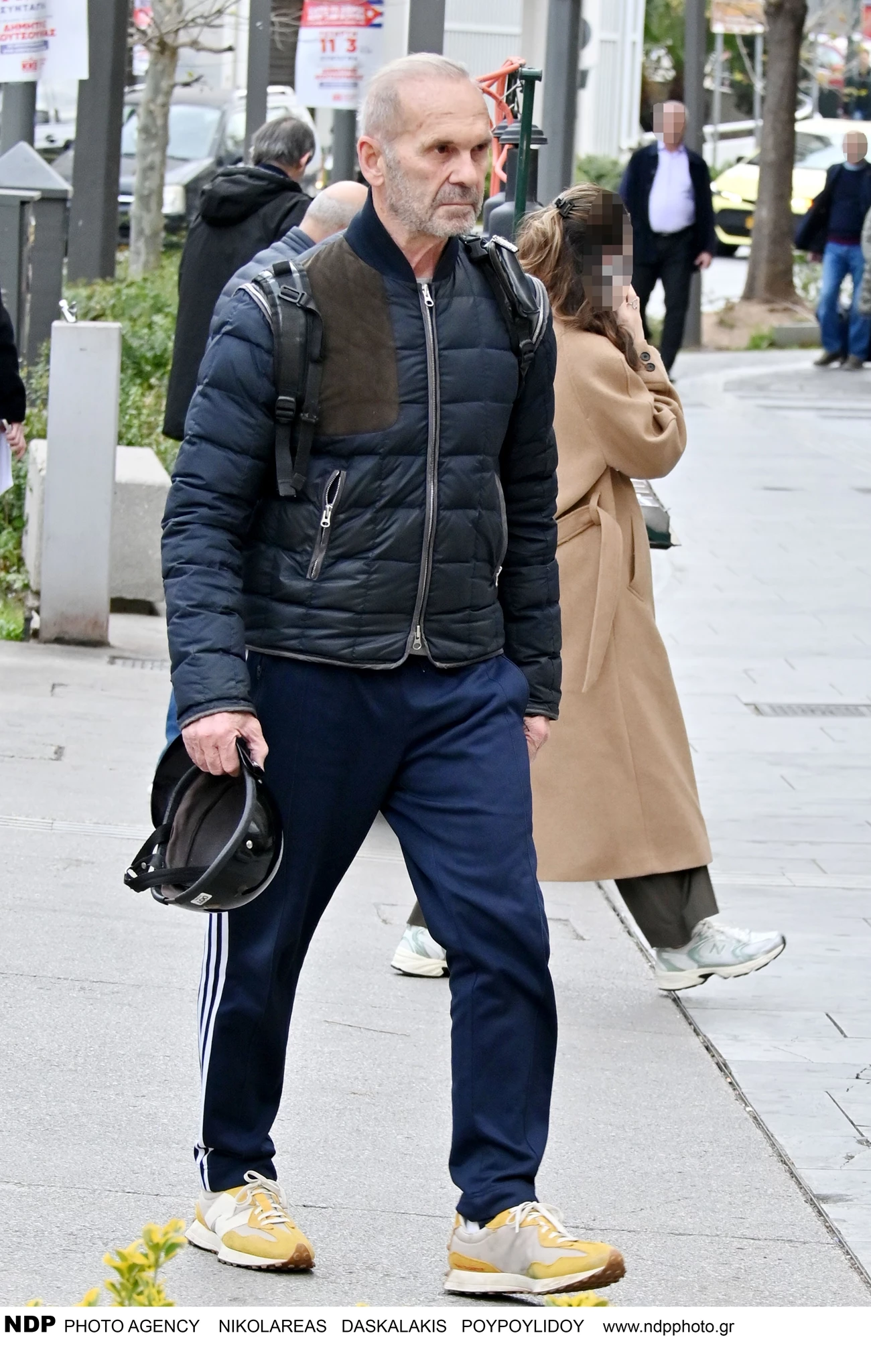 Πέτρος Κωστόπουλος | Με sportive look στη βόλτα με τη μηχανή του στο κέντρο της Αθήνας