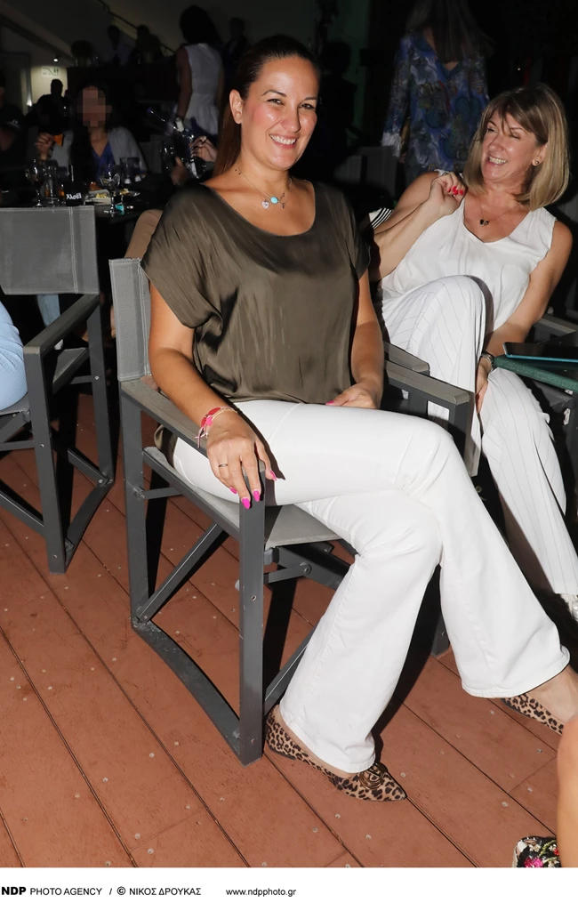 Δέσποινα Βανδή | Οι φωτογραφίες που μαρτυρούν την αληθινή της σχέση με την αδερφή του Βασίλη Μπισμπίκη, Παναγιώτα