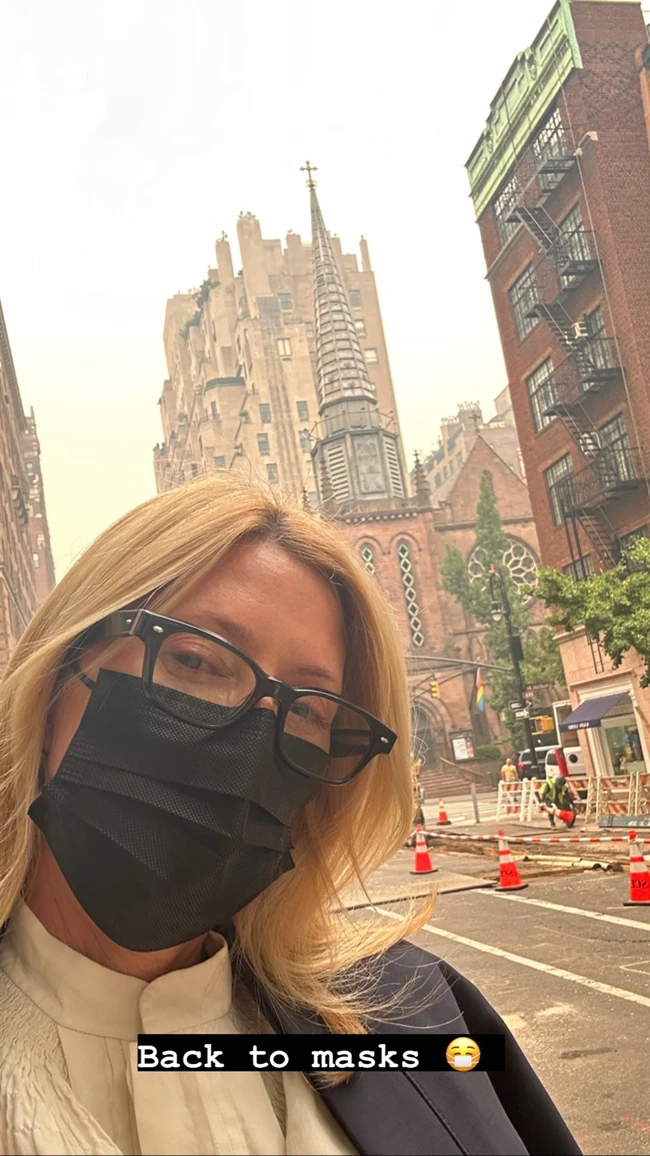 Η Marie Chantal φοράει μάσκα και φωτογραφίζεται στην αποπνικτική από τους καπνούς Νέα Υόρκη
