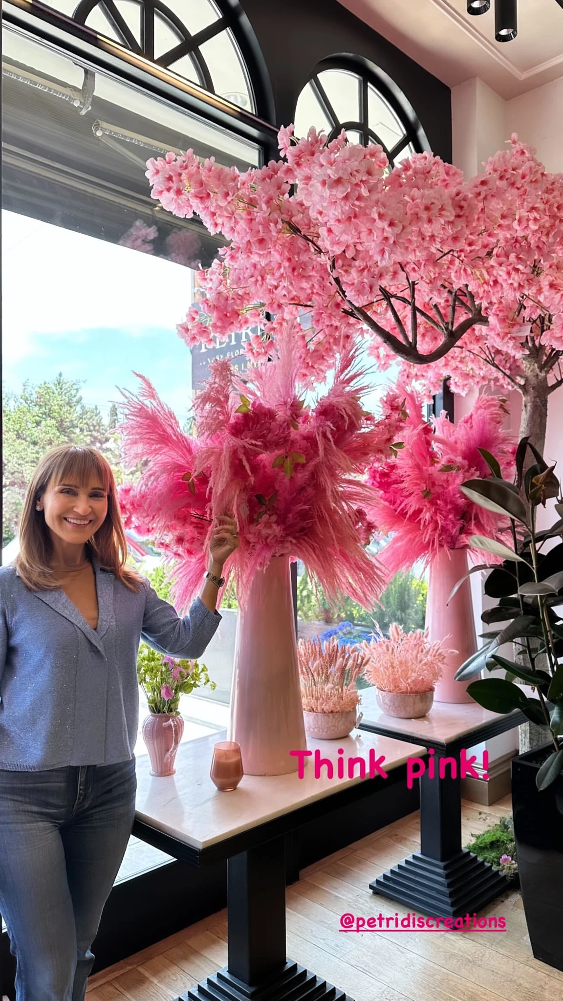 Think pink | Η Μάρα Ζαχαρέα ποζάρει στο πιο παραμυθένιο σκηνικό