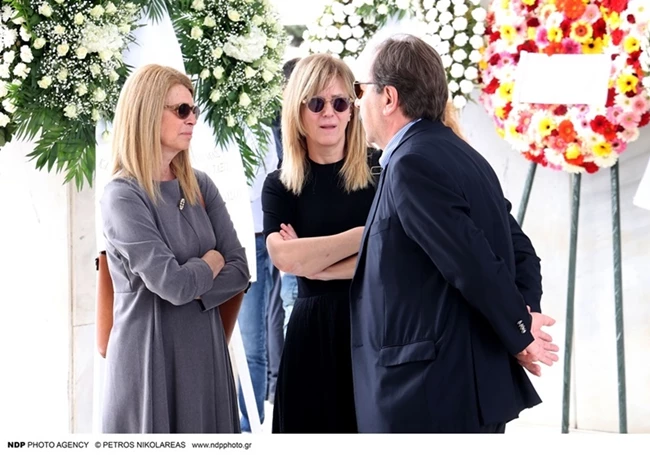 Καταρρακωμένη η Μαρίνα Ψάλτη στην κηδεία του Γιάννη Φέρτη