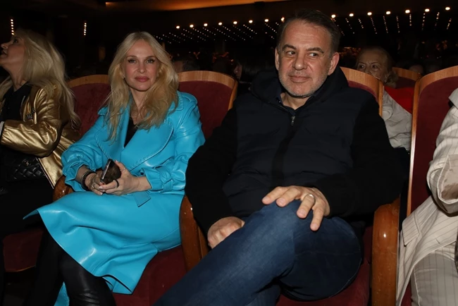 Η Μαρί Κωνσταντάτου σε νέα εμφάνιση με τον σύζυγό της – Με καμπαρντίνα σε χρώμα έκπληξη