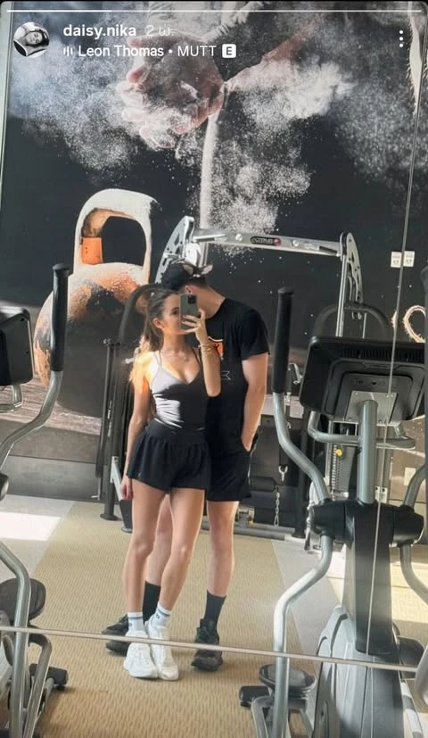 H Νταίζη Νίκα με τον σύντροφό της στο γυμναστήριο