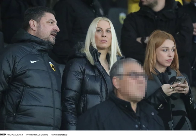 Ο Νίκος Χαρδαλιάς σε μία σπάνια δημόσια εμφάνιση με τη γοητευτική σύζυγό του και τις κόρες του, Ιωάννα και Δήμητρα Χαρδαλιά