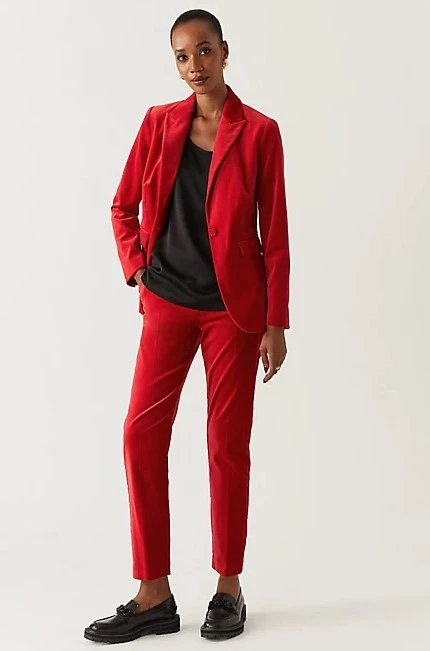 Το κόκκινο κοστούμι της Ελένης Μενεγάκη είναι ιδανικό για τις εορταστικές σου εμφανίσεις
