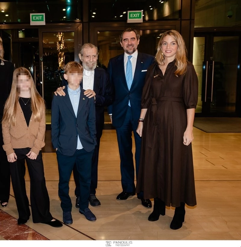 Χρυσή Βαρδινογιάννη | Με τα δύο της παιδιά, τον πατέρα της και τον Νικόλαο Ντε Γκρες σε μία ξεχωριστή βραδιά για την οικογένειά της