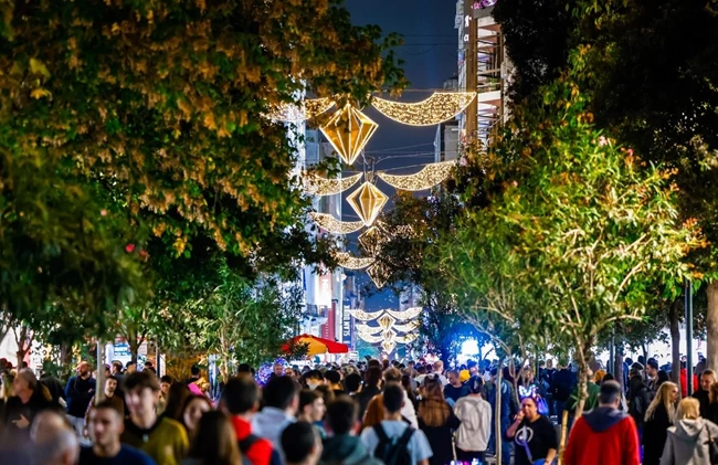 Οι δρόμοι της πόλης φωτίστηκαν - Μαγικές εικόνες από τη χριστουγεννιάτικα στολισμένη Αθήνα