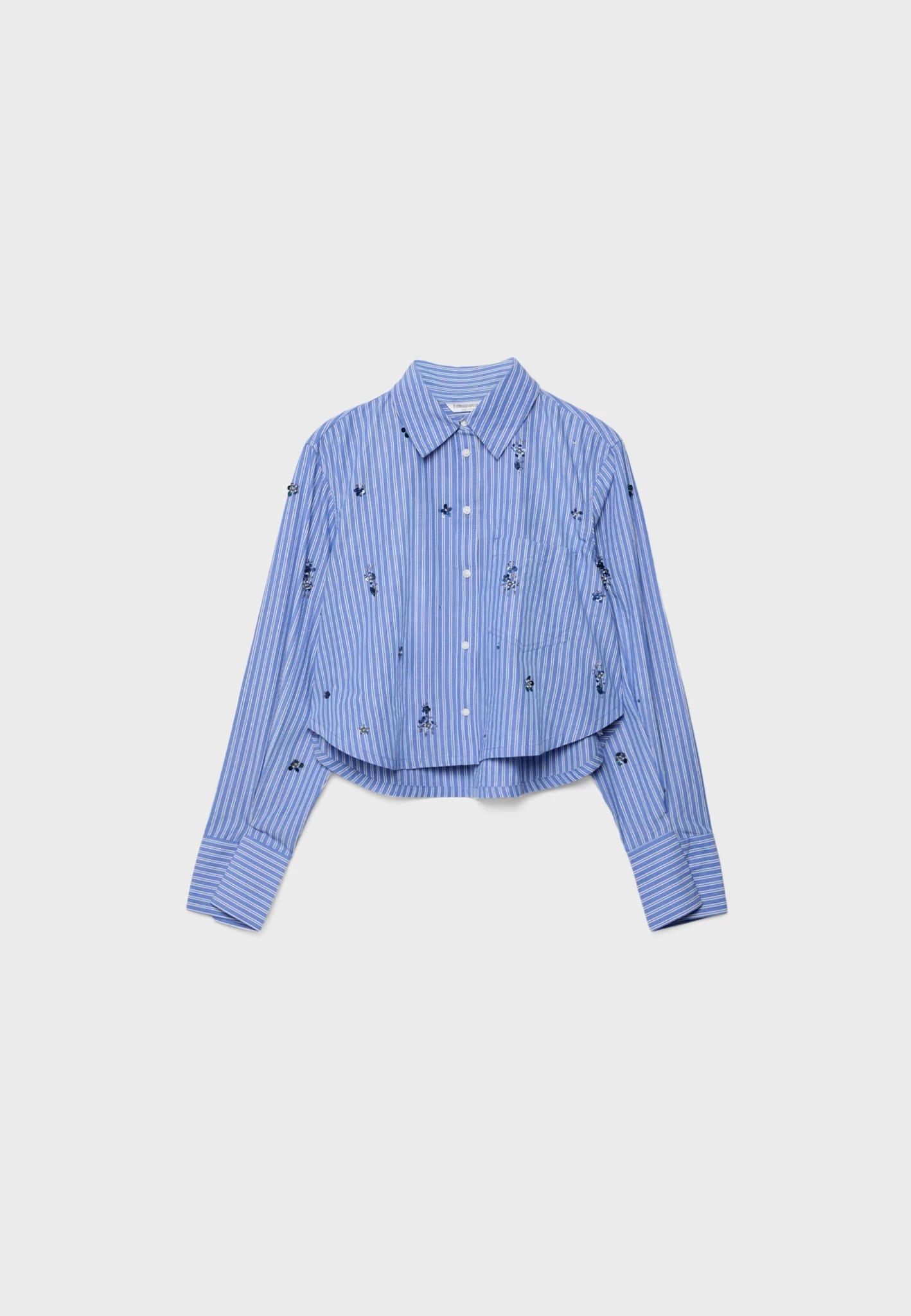 Το ριγέ πουκάμισο με χάντρες από τη Stradivarius που ταιριάζει τέλεια με το τζιν σου