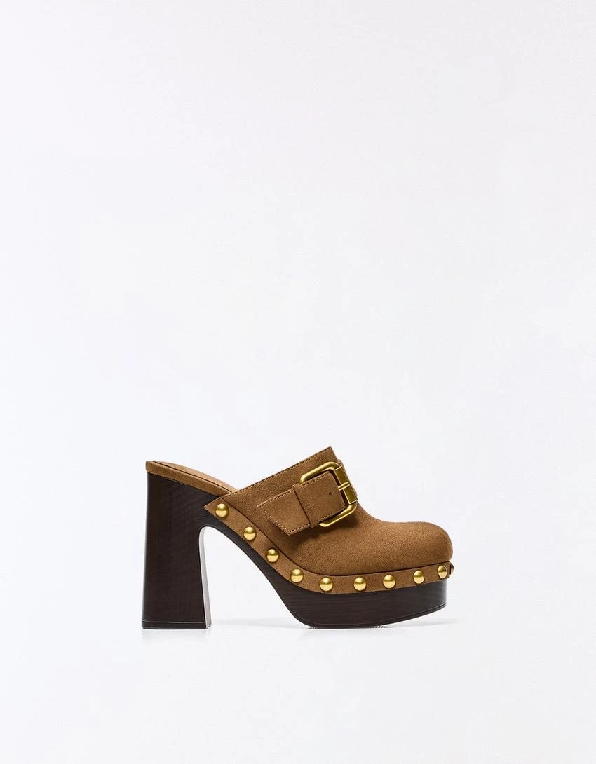 Τα clogs από τη Bershka που ταιριάζουν τέλεια με καλοκαιρινά maxi φορέματα