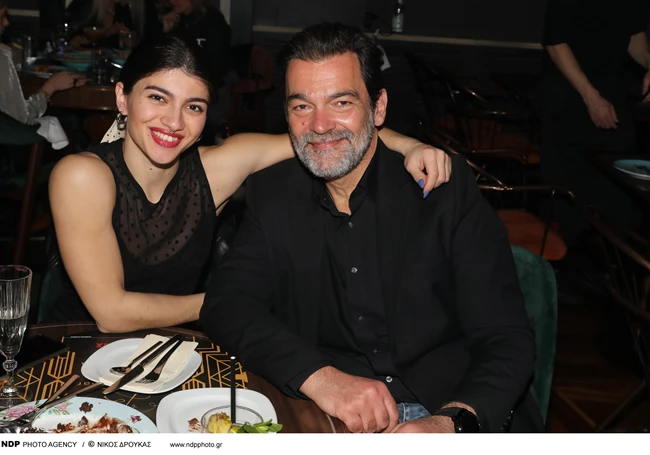 Κωνσταντίνος Καζάκος - Βασιλική Μακρή | Σπάνια έξοδος σε γνωστό στέκι του Πειραιά για το ερωτευμένο ζευγάρι