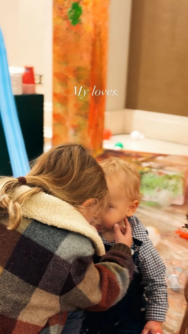 "Οι αγάπες μου" | Η Εριέττα Κούρκουλου Λάτση μοιράζεται το πιο γλυκό στιγμιότυπο με τα κατάξανθα αγόρια της αγκαλιά