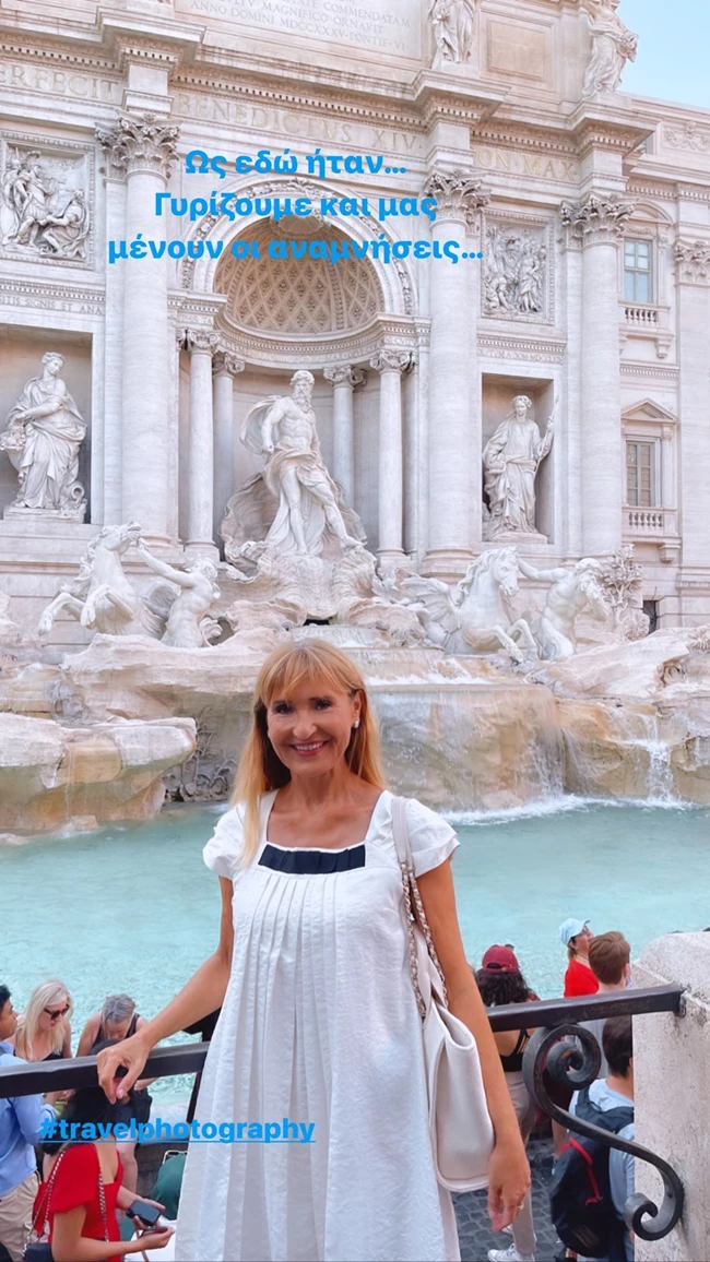 Μάρα Ζαχαρέα | Ποζάρει μπροστά στη Fontana di Trevi φορώντας το πιο κομψό, αέρινο φόρεμα
