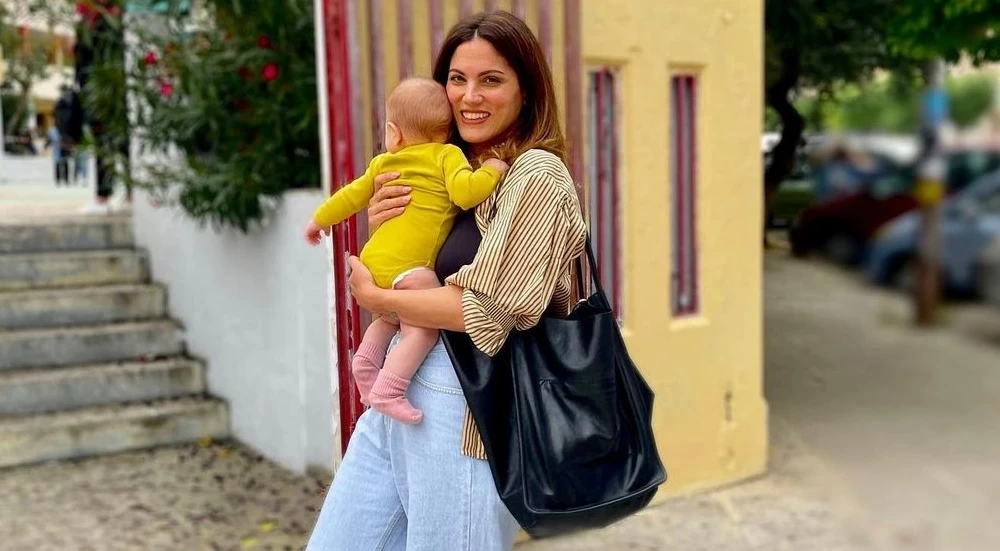 Mini fashion icon η Ολίβια Στρατή | Με πουά τζιν μπουφανάκι στην παιδική χαρά