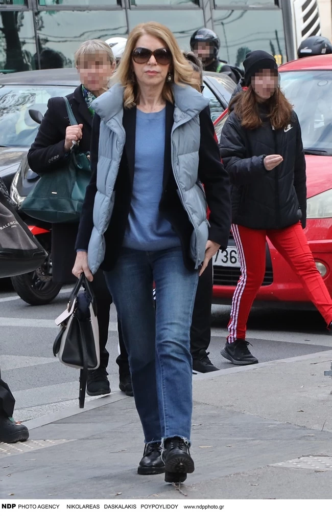 Η Έλλη Στάη με casual look στο κέντρο της Αθήνας | Με τζιν και σακάκι