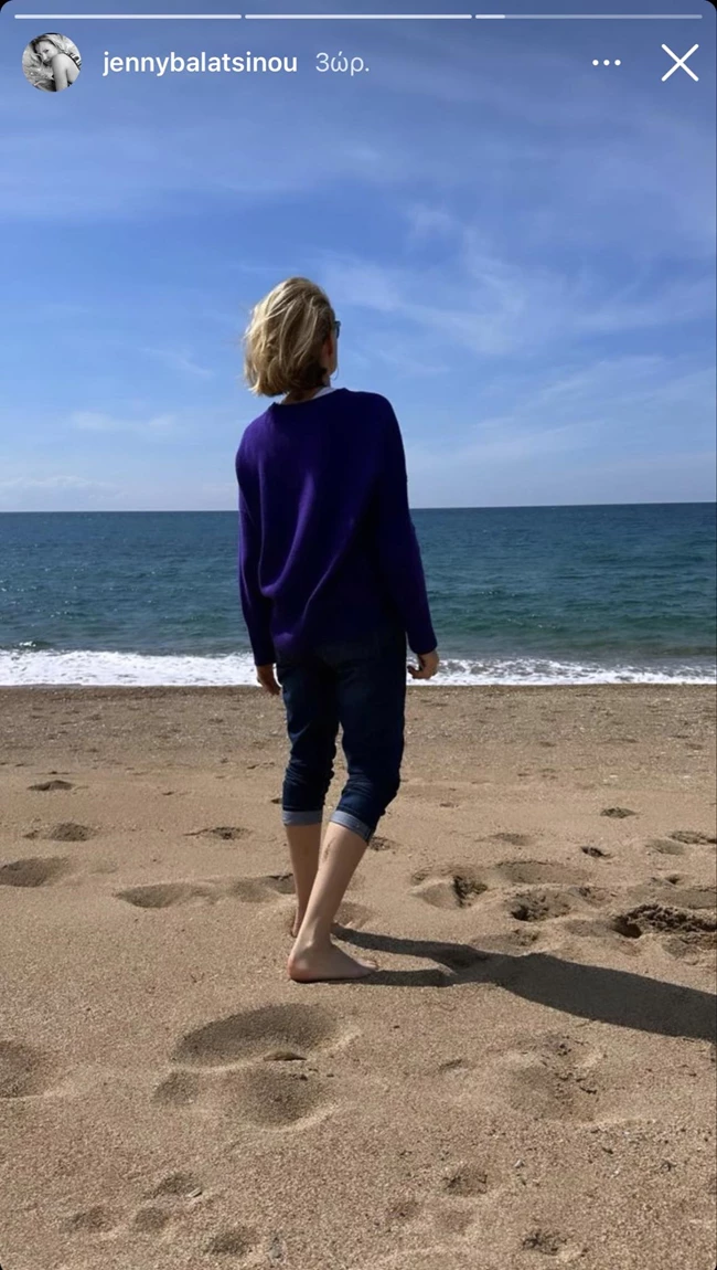 Η Τζένη Μπαλατσινού πιο γαλήνια από ποτέ | Η βόλτα δίπλα στη θάλασσα με casual outfit