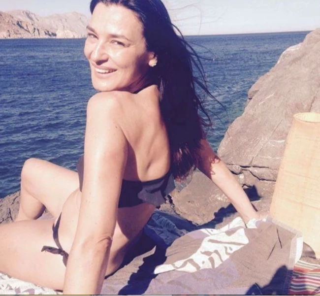 Μαρία Ναυπλιώτου | Πανέμορφη με μαύρο μπικίνι στην παραλία χωρίς φίλτρα και ρετούς