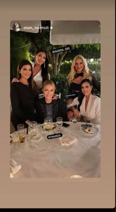 Σταματίνα Τσιμτσιλή | Δείπνο με τις φίλες της - Με κομψό μαύρο φόρεμα
