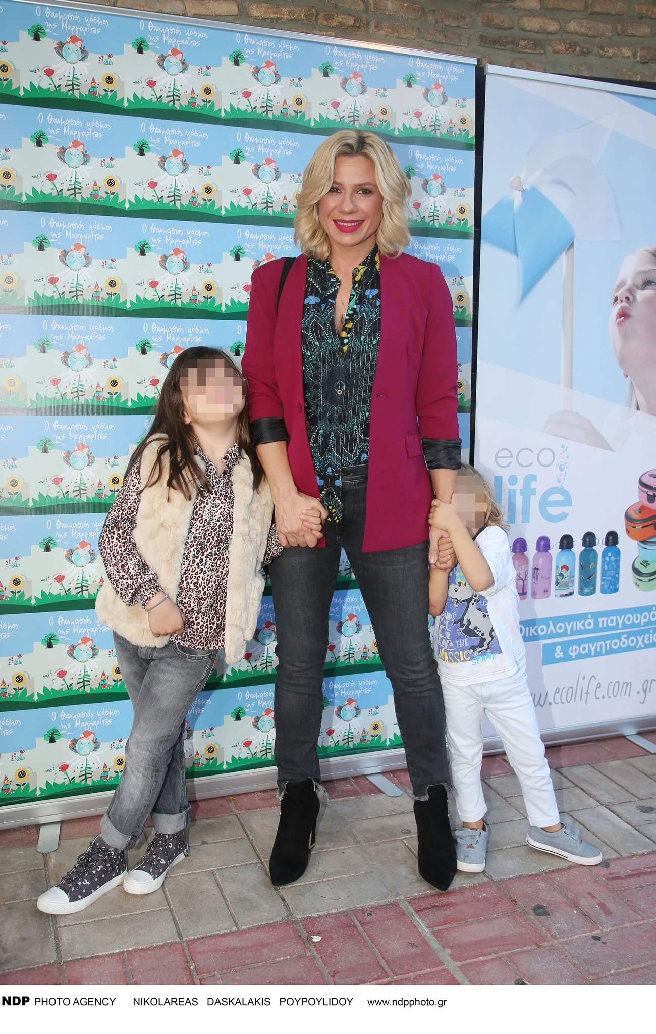 Η Κατερίνα Καραβάτου σε θεατρική πρεμιέρα με τα παιδιά της το 2019