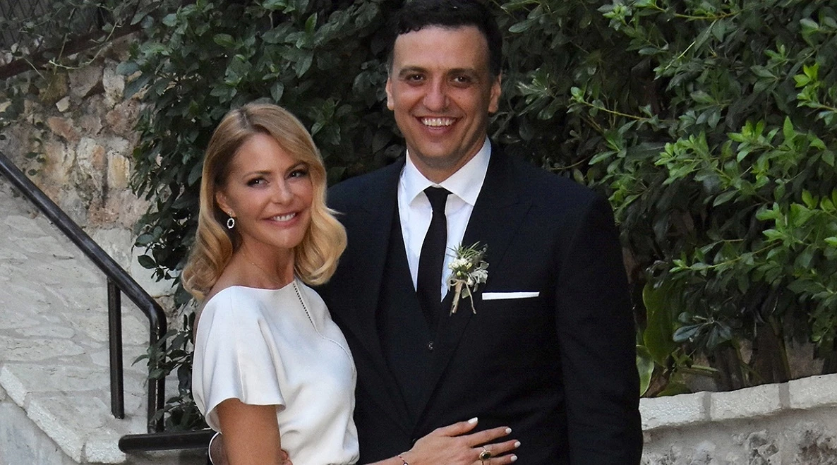 Διάσημες νύφες άνω των 40 | 5 Ελληνίδες celebrities που εντυπωσίασαν με τα bridal beauty looks τους